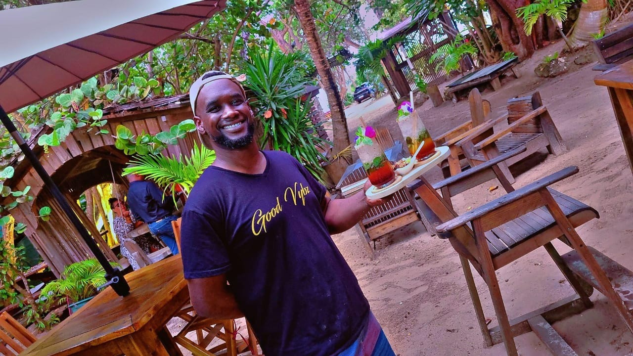 Beach Bar, Restaurant et Centre d’expressions culturels, artistiques et éducatives des nations créoles autour du développement durable dans la Caraïbe. 